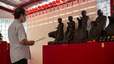 Warga bersembahyang di Vihara Dharma Bakti yang baru di kawasan Glodok, Jakarta, (1/2/2021). Vihara Dharma Bakti tidak menyelenggarakan ibadah pada malam tahun baru China 11 Februari 2021 mendatang. (Liputan6.com/Faizal Fanani)