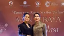 Tak hanya kebaya, Marcella juga memadukan tampilan ini dengan perhiasan emas seperti anting, cincin, dan gelang dari TULOLA yang berkilau namun tetap bersahaja, memperkuat karisma seorang wanita Indonesia yang cerdas, mandiri, dan berbudaya. [@marcella.zalianty].