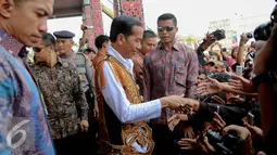 Presiden Joko Widodo menyalami warga saat Festival Karnaval Khatulistiwa, Pontianak, Sabtu (22/8/2015). Pontianak menjadi tuan pertama Festival Karnaval Khatulistiwa yang diselenggarakan di luar Jakarta. (Liputan6.com/Faizal Fanani)