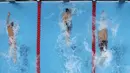 Perenang AS Caeleb Dressel (tengah) menyentuh dinding pada final gaya bebas 50 meter putra Olimpiade Tokyo 2020 di Tokyo, Jepang, 1 Agustus 2021. Untuk perseorangan, emas diraih Dressel dari nomor 50 meter gaya bebas, 100 meter gaya bebas, dan 100 meter gaya kupu-kupu. (AP Photo/Jeff Roberson)