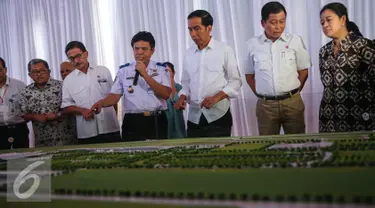 Presiden Joko Widodo didampingi Menhub Ignasius Jonan meninjau maket Bandara Internasional Kertajati di Majalengka, Jawa Barat, Kamis (14/1). Bandara ini memiliki desain panjang runway 3.000 meter dan lebar 60 meter. (Liputan6.com/Faizal Fanani)