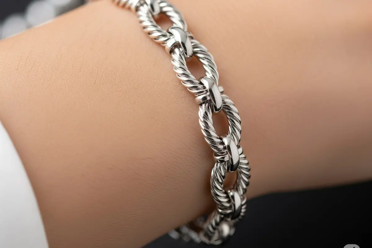 Model Gelang Emas Putih yang Lagi Trend. Foto: Gemini