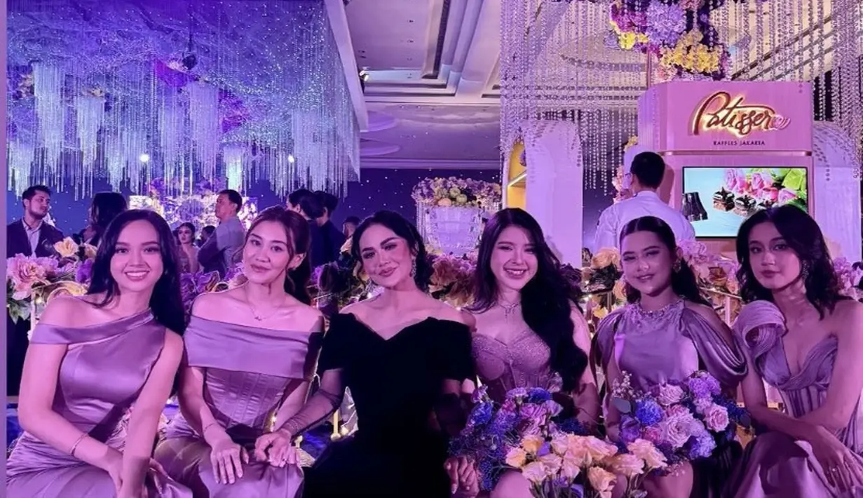 Krisdayanti foto bersama bridesmaid yang juga jebolan Indonesian Idol, Tiara Andini, Ziva, Lyodra, Keisya Levronka. KD pun mengenakan gaun hitam off shoulder dengan lengan tullenya. [@krisdayantilemos]