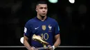 Pemain Prancis Kylian Mbappe memegang trofi penghargaan Sepatu Emas usai melawan Argentina pada pertandingan sepak bola final Piala Dunia 2022 di Stadion Lusail, Lusail, Qatar, 18 Desember 2022. Kylian Mbappe berhak membawa pulang trofi penghargaan Sepatu Emas setelah menjadi pencetak gol terbanyak selama gelaran Piala Dunia 2022. (AP Photo/Martin Meissner)