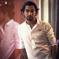 Eksklusif Reza Rahadian (Foto: Daniel Kampua, DI: Muhammad Iqbal/Bintang.com)