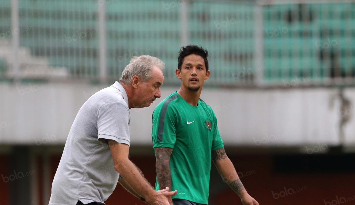 Irfan Bachdim  serius mendengar petunjuk Alfred Riedl saat sesi latihan di Stadion Maguwoharjo, Sleman, Jumat (07/10/2016). (Bola.com/Nicklas Hanoatubun)