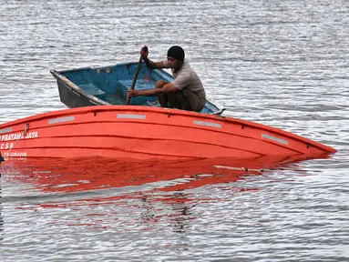 Tim pencari dan penyelamat menemukan sekoci saat mencari korban hilang tenggelamnya korban Kapal Motor Penumpang (KMP) Tunu Pratama Jaya di perairan Selat Bali dekat Jembrana pada Jumat 4 Juli 2025. (SONNY TUMBELAKA/AFP)