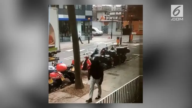 Sebuah rekaman menunjukkan sopir truk mencegah beberapa orang mencoba mencuri sepeda motor.