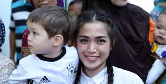 Pemeran dan presenter Jessica Iskandar memberikan dukungan moril pada anak-anak kurang mampu yang akan menjalani operasi. Dalam kegiatan sosial bertajuk Lets Share, ia mengajak buah hatinya. (Nurwahyunan/Bintang.com)