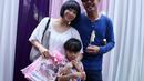 Sahabat dari Anang, Indra Birowo juga terlihat hadir. Indra datang bersama istri dan putrinya. Ultah kali ini digelar bersama anak-anak yatim di Rumah Yatim, Kemang Utara, Mampang Prapatan, Jakarta Selatan, Rabu (14/12/2016). (Nurwahyunan/Bintang.com)