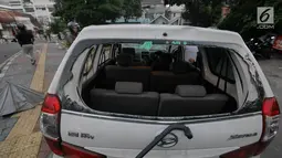 Mobil rusak pascakerusuhan di sekitaran wilayah MH. Thamrin, Jakarta, Kamis (23/5/2019). Aksi unjuk rasa itu dilakukan menyikapi putusan hasil rekapitulasi nasional Pemilu serentak 2019. (Liputan6.com/Herman Zakharia)