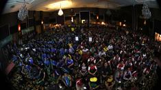 Suporter dari Chelsea Indonesia Supporters Club (CISC) dan Arsenal Indonesia Supporters (AIS) memeriahkan acara nonton bareng Liga Premier Inggris di Hotel Amaroossa Grande, Bekasi. Sabtu (19/9/2015). (Bola.com/Arief Bagus)