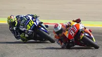 Pebalap Movistar Yamaha, Valentino Rossi (46), membuntuti rider Repsol Honda, Marc Marquez, pada balapan MotoGP Jepang di Twin Ring Motegi, Minggu (16/10/2016). (Bola.com/Twitter/Libero_official)
