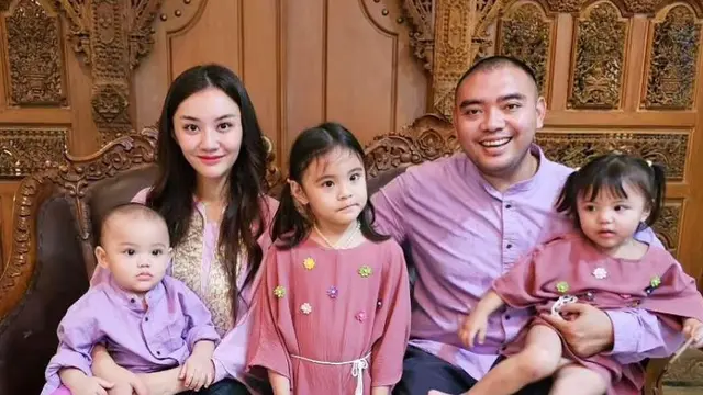 Cleopatra eks JKT48 bersama anak (Instagram/ratucleopatra20)