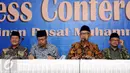 Ketua Umum PP Muhammadiyah, Haedar Nashir (ketiga kiri) memberi tanggapan usai pembacaan pernyataan sikap terhadap Pilkada Serentak 15 Februari di Jakarta, Senin (13/2). Ada tujuh butir pernyataan sikap PP Muhammadiyah. (Liputan6.com/Helmi Fithriansyah)