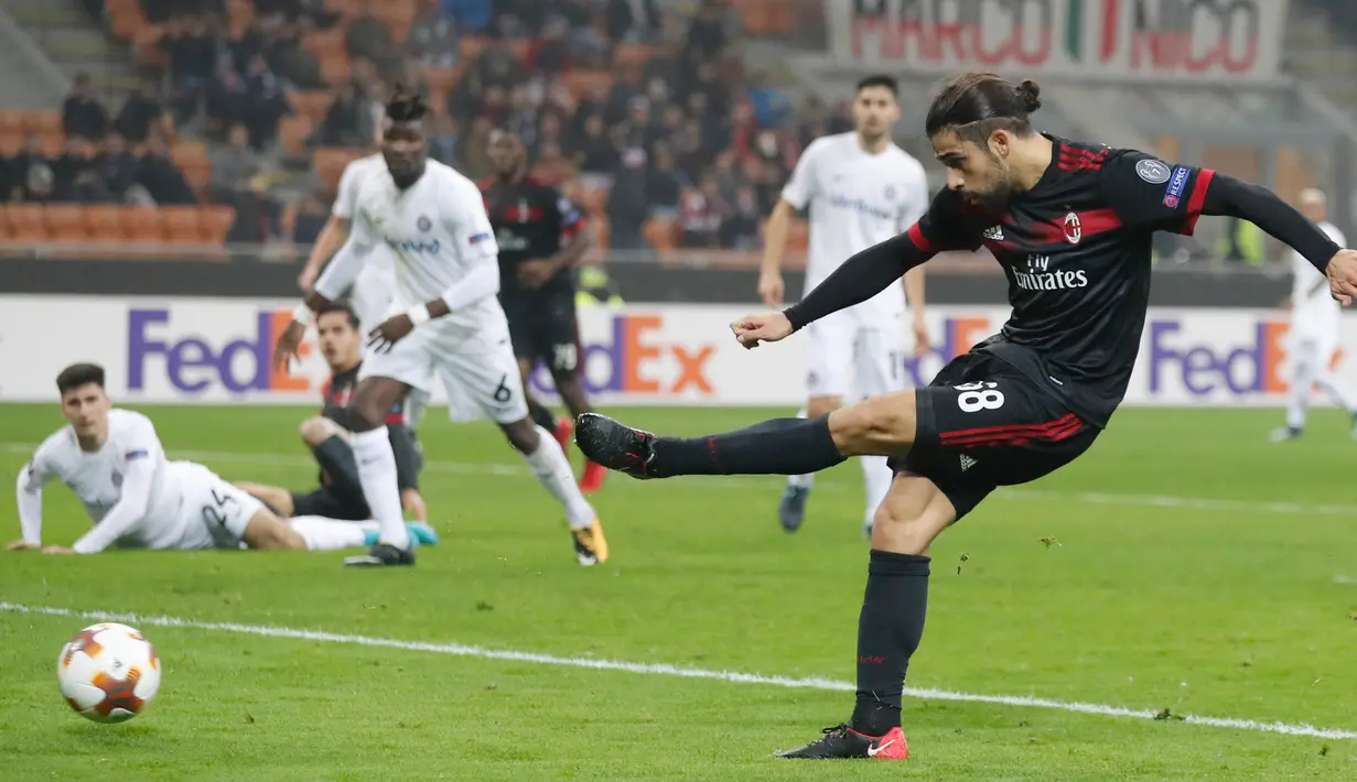 Pemain AC Milan, Ricardo Rodriguez melakukan tendangan ke gawang Austria Wien pada matchday kelima Liga Europa di Stadion San Siro, Jumat (24/11). AC Milan memastikan diri lolos sebagai juara Grup D usai menang 5-1. (AP/Antonio Calanni)