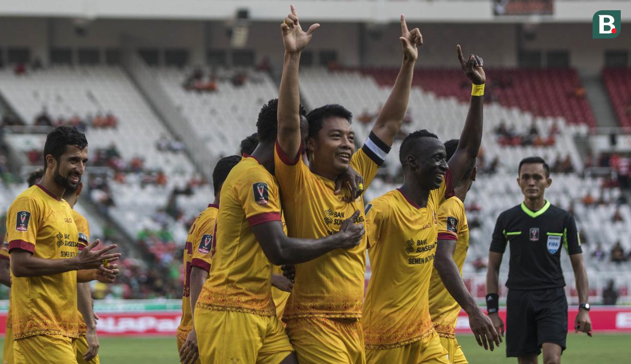 Para pemain Sriwijaya FC merayakan gol yang dicetak Hamka Hamzah ke gawang PSMS Medan pada perebutan tempat ketiga Piala Presiden di SUGBK, Jakarta, Sabtu (17/2/2018). PSMS kalah 0-4 dari Sriwijaya. (Bola.com/Vitalis Yogi Trisna)