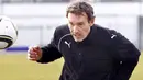 Aksi pelatih Bordeaux, Laurent Blanc dengan bola di saat sesi latihan tim yang digelar di Haillan, dekat Bordeaux, 8 Februari 2010. AFP PHOTO / PATRICK BERNARD 