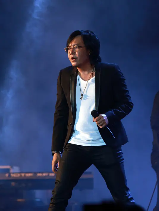 Meskipun tiket konser yang dipromotori Gudang Production itu tidak terjual habis, Ari Lasso tetap bersemangat tampil di hadapan penontonnya. (Deki Prayoga/Bintang.com)