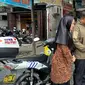 Petugas BPKB Delivery Direktorat Lalu Lintas Polda Riau mensosialisasikan kepada warga menjauhi isu hoax tentang Sara menjelang pemilihan umum. (Liputan6.com/M Syukur)