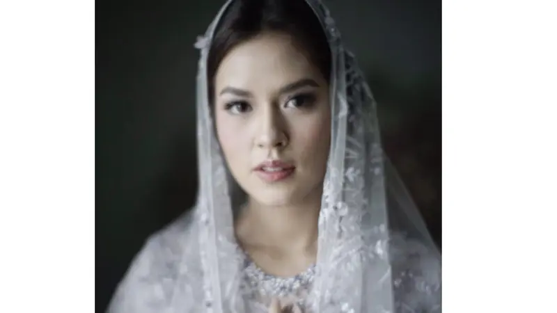 Manisnya Raisa dengan Balutan Kaftan di Pengajian Pranikah