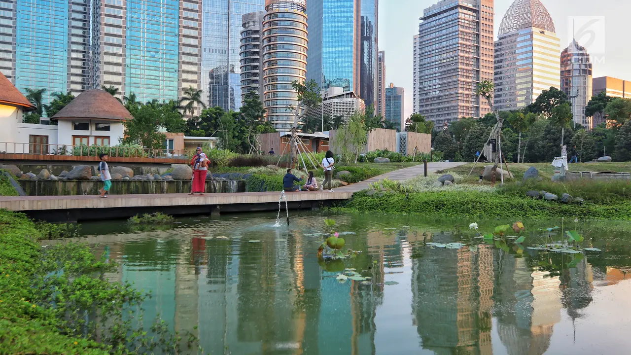 Menikmati Udara Sejuk Hutan Kota Jakarta