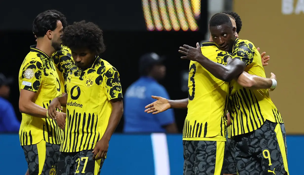 Penyerang Borussia Dortmund (Jerman) asal Guinea Serhou Guirassy (kanan) merayakan gol kedua bersama rekan setimnya selama pertandingan babak 16 besar Piala Dunia Antarklub melawan Monterrey (Meksiko) di Stadion Mercedes-Benz, Atlanta, Amerika Serikat pada 1 Juli 2025 waktu setempat atau Rabu (2/7/2025) pagi WIB. (CHARLY TRIBALLEAU/AFP)