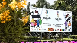 Namun, banjir besar yang menerjang Provinsi Songkhla memaksa panitia memindahkan lokasi pertandingan untuk 10 cabang olahraga ke Bangkok. Tampak dalam foto, papan reklame SEA Games 2025 terlihat di luar Stadion Nasional Rajamangala, Bangkok, Thailand pada Jumat 28 November 2025. (Chanakarn Laosarakham/AFP)