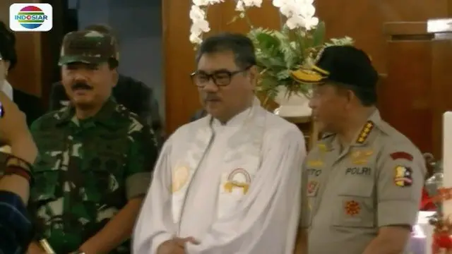 Jenderal Tito Karnavian dan Marsekal Hadi Tjahjanto periksa pengamanan gereja saat malam Natal.