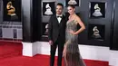 Luis Fonsi dan Agueda Lopez tampil elegan dan anggun bersama di momen red carpet Grammy Awards 2018. (ANGELA WEISS / AFP)