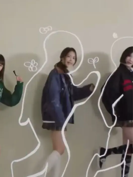 Ia tampil dengan jaket denim oversize dipadukan mini skirt pleated. Serta mengenakan kaos kaki panjang hitam dipadukan sneakers Converse hitam. . [Dok. YouTube SM Entertainment]