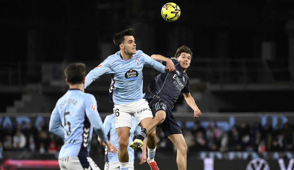Real Madrid mendominasi penguasaan bola sejak awal babak kedua. Tampak dalam foto, gelandang Celta Vigo asal Spanyol, Miguel Roman dan gelandang Real Madrid asal Spanyol, Thiago Pitarch, bersaing untuk mendapatkan bola atas pada pertandingan pekan ke-27 La Liga 2025/2026 di Estadio Abanca-Balaidos pada Jumat 6 Maret 2026 waktu setempat atau Sabtu 7 Maret 2026 dini hari WIB. (Miguel RIOPA/AFP)