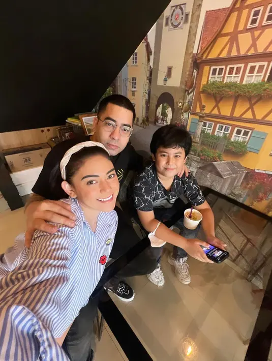 Siapa sangka, kekasih baru Thalita Latief juga terlihat dekat dengan sang putra. Seolah menggambarkan sudah terjadi kecocokan di antara mereka. Berbagai momen kebersamaan sering jadi sorotan. (Sumber: Instagram/IG/@thalitalatief).
