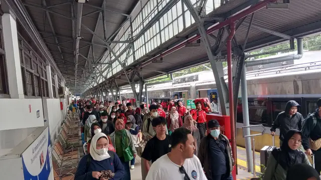 Pantauan Volume Penumpang Kereta Api Indonesia (KAI) di salah satu Stasiun Jakarta.