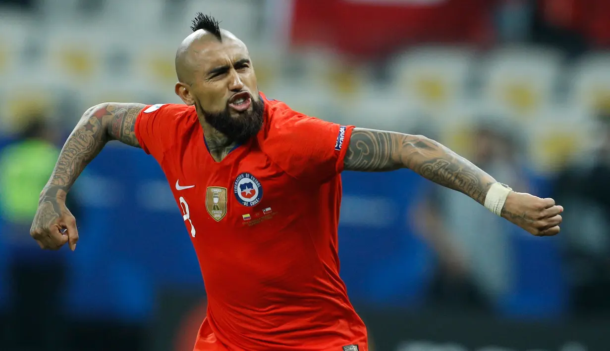 Gelandang timnas Cile, Arturo Vidal merayakan gol hasil tendangan penalti ke gawang Kolombia pada perempat final Copa America 2019 di Arena Corinthians, Jumat (29/6/2019). Cile melaju ke semifinal Copa America 2019 setelah menundukkan Kolombia, 5-4, lewat adu penalti. (AP/Victor R. Caivano)