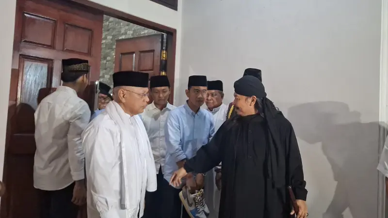 Calon wakil presiden (cawapres) nomor urut 2, Gibran Rakabuming Raka menemui Pimpinan Pondok Pesantren Pondok Pesantren (Ponpes) Albaghdadi, K.H Junaedi Al Baghdadi.