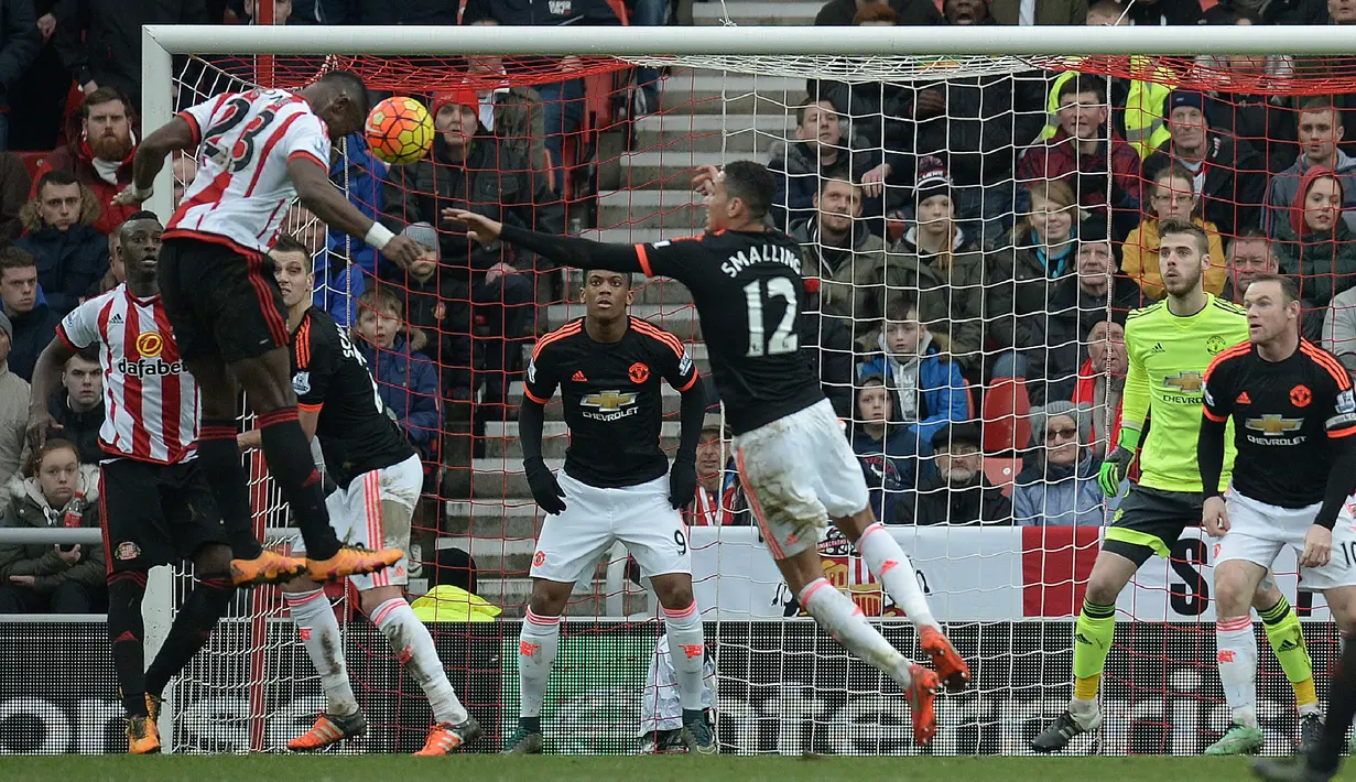 Pemain Sunderland, Lamine Kone, menyundul bola yang berujung gol bunuh diri kiper MU, David de Gea, dalam laga Liga Inggris di Stadium of Lights, Sunderland, Sabtu (13/2/2016) malam WIB. (AFP/Oli Scarff)