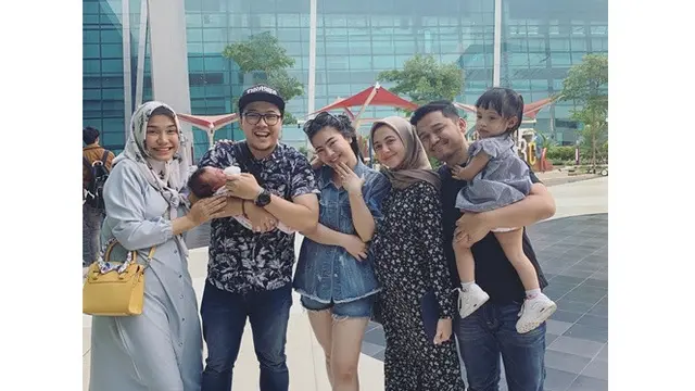 6 Momen Caesar Hito Beri Surprise Lamaran ke Felicya, Undang Banyak Teman