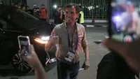 Asisten pelatih Timnas Indonesia Alex Pastoor menyaksikan laga Persija Jakarta Vs PSBS Biak di Stadion Candrabhaga, Bekasi, Minggu (2/2/2025). (Bola.com/Bagaskara Lazuardi)