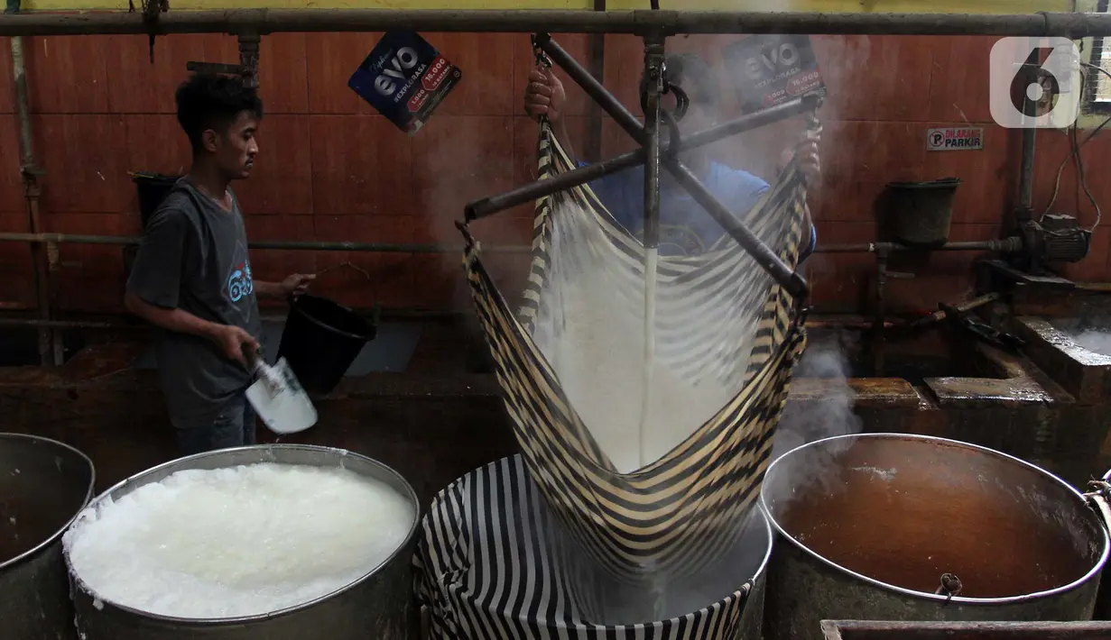 Pekerja menyelesaikan pembuatan tahu di kawasan Pondok Cabe Udik, Tangerang Selatan, Banten, Selasa (15/2/2022). Kenaikan harga kedelai menyebabkan sejumlah pelaku industri tahu dan tempe mengurangi produksinya hingga 50 persen. (merdeka.com/Arie Basuki)
