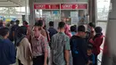 Calon penumpang KRL Commuter Line mengantre di loket Stasiun Bogor, Jawa Barat, Minggu (4/8/2019). Ratusan calon penumpang KRL Commuter Line tertumpuk di Stasiun Bogor akibat terjadi pemadaman listrik di Jakarta dan sebagian Jawa Barat. (Liputan6.com/Helmi Fithriansyah)