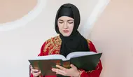 Ilustrasi Islami, muslimah, membaca buku, belajar hadis. (Foto oleh RDNE Stock project: https://www.pexels.com/id-id/foto/orang-cinta-wanita-hitam-7249396/)