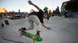 Peserta saat mengikuti kompetisi Kejuaraan Skateboard Malaga Natural Bowl Riders II di Malaga, Spanyol (17/12).  (AFP Photo/Jorge Guerrero)