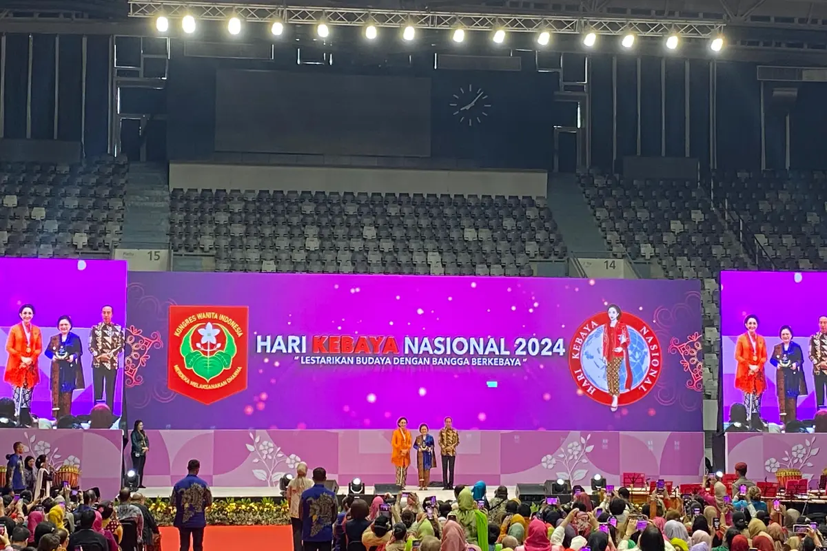 Jokowi dan Iriana Hadiri Perayaan Hari Kebaya Nasional di Istora Senayan