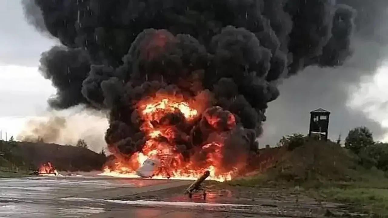Gambar yang beredar menunjukkan pesawat pengebom jarak jauh Rusia, Tupolev Tu-22, terbakar di Pangkalan Udara Soltsy-2. (Dok. BBC)