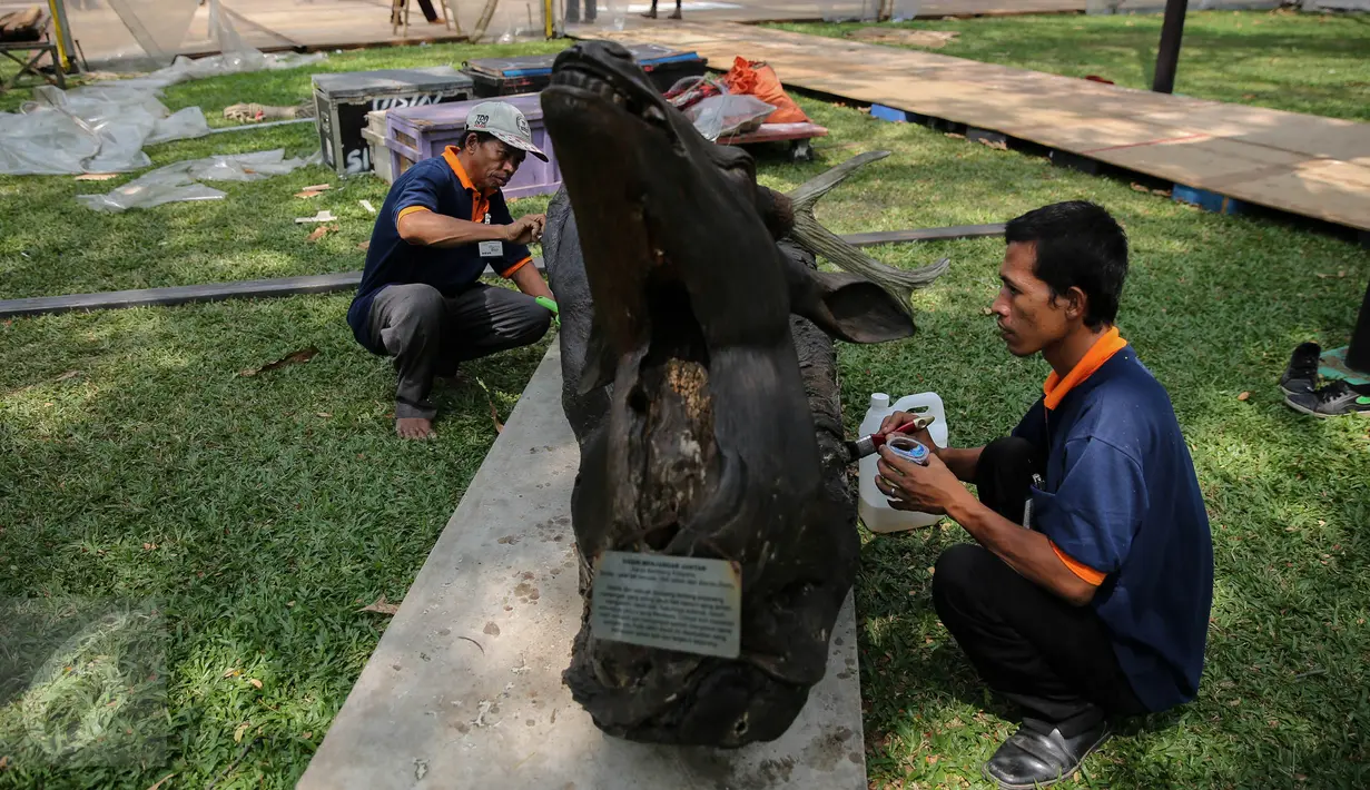 Pekerja membersihkan patung kijang di lingkungan komplek Istana Kepresidenan, Jakarta, Senin (10/8/2015). Istana Kepresidenan mulai dipercantik untuk menyambut perayaan HUT Kemerdekaan RI ke-70. (Liputan6.com/Faizal Fanani)