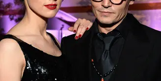Kabar perceraian pasangan selebriti Johnny Depp dan Amber Heard memang terdengar mengejutkan banyak pihak. Pasalnya, keduanya pun baru merajut hubungan rumah tangga selama setahun. (AFP/Bintang.com)