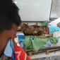 Salah satu anak yang menjadi korban tsunami Tanjung Lesung menjalani perawatan di Puskesmas  Panimbang, Pandeglang, Minggu (23/12). Tsunami menerjang pantai di Selat Sunda, khususnya di Pandenglang, Lampung Selatan, dan Serang. (Merdeka.com/Arie Basuki)