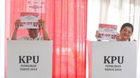 Calon gubernur nomor urut 3 Pramono Anung (kiri) menunjukkan surat suara Pemilihan Gubernur DKI Jakarta pada Pemilihan Kepala Daerah (Pilkada) Serentak 2024 di Jakarta, Rabu (27/11/2024). (Liputan6.com/Herman Zakharia)