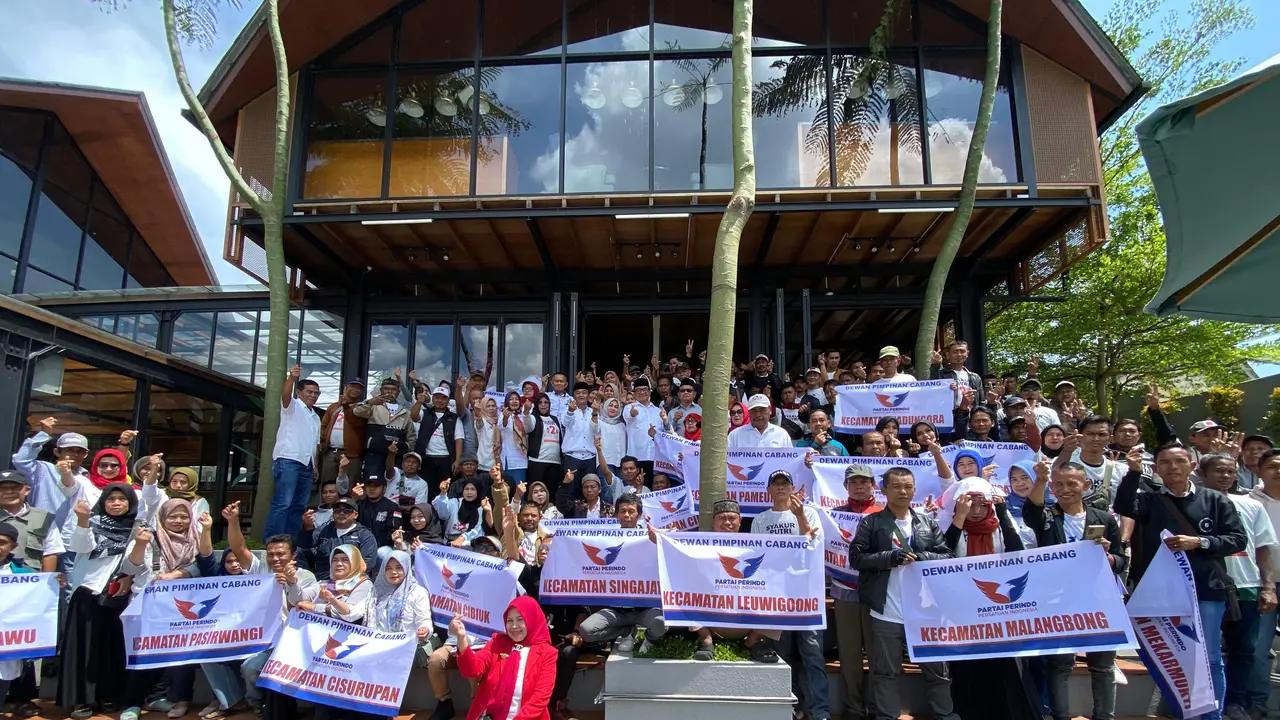 Ratusan kader partai Perindo, mengalihkan dukungan kepada Paslon nomor dua Santri pada Pilkada Garut 2024, setelah sebelumnya mendukung Paslon nomor urut satu Someah. (Liputan6.com/Jayadi Supriadin)
